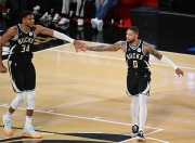 雄鹿豪取十连胜，字母哥一统联盟无人能敌